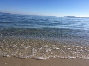 un cuerpo de agua con la arena y el océano en Les Sables d'Or, en Hyères