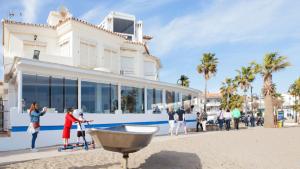 Hostia v ubytovaní Luxurious Townhouse with Roof Top Plunge Pool