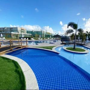 uma piscina com azulejos azuis num resort em Muro Alto Condomínio Clube Apt 316 em Porto de Galinhas