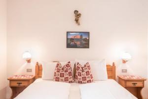 A bed or beds in a room at Casa Rustica App Seceda