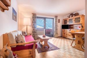 A seating area at Casa Rustica App Seceda