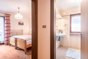 A bed or beds in a room at Casa Rustica App Seceda