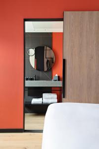 Hôtel LÉONOR the place to live客房内的一张或多张床位