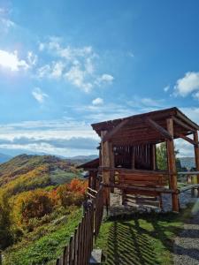 um pavilhão de madeira ao lado de uma colina em Etno selo Izlazak em Rudinice