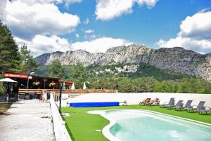 Bazén v ubytování Camping La Pinatelle nebo v jeho okolí