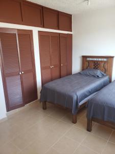מיטה או מיטות בחדר ב-ACAPULCO DIAMANTE NUEVA E INCREIBLE VILLA CON ALBERCA PROPIA