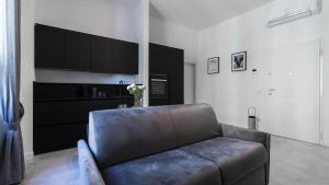 A seating area at Cavour 82