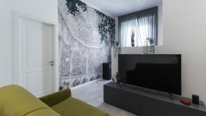 A television and/or entertainment centre at Cavour 82