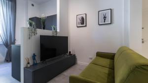 A television and/or entertainment centre at Cavour 82