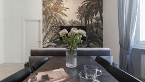 A seating area at Cavour 82
