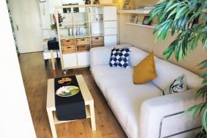 - un salon avec un canapé et une table dans l'établissement Jupiter luxury zen appartment, à Benalmádena