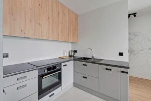Kuchyňa alebo kuchynka v ubytovaní Grand Apartments - Bastion Wałowa Modern Apartament Gdańsk