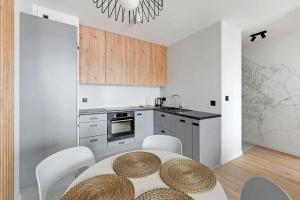 Kuchyňa alebo kuchynka v ubytovaní Grand Apartments - Bastion Wałowa Modern Apartament Gdańsk