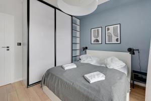 Posteľ alebo postele v izbe v ubytovaní Grand Apartments - Bastion Wałowa Modern Apartament Gdańsk