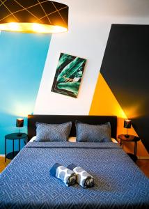 ウィーンにあるClassy Studio Naschmarktのベッドルーム1室(ベッド1台、青い掛け布団、靴2本付)