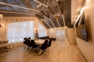 a dining room with a table and chairs at Valsid puhkemaja in Alajõe