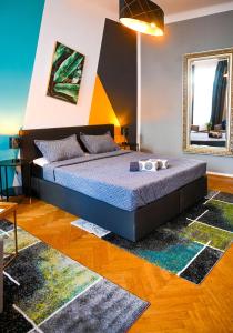 ウィーンにあるClassy Studio Naschmarktのラグ付きの部屋にベッド1台が備わるベッドルーム1室が備わります。