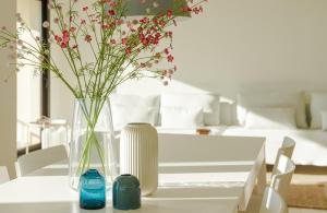 a table with a vase of flowers and a bed at Luxurius Penthouse with Large Terrace and Spa in Marbella