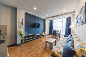 TV a/nebo společenská místnost v ubytování Sani Apart Hotel