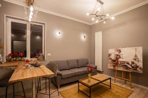 sala de estar con sofá y mesa en AmoCluj, en Cluj-Napoca