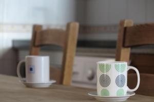 Příslušenství pro přípravu čaje a kávy v ubytování Apartamentos Casa Pochetas