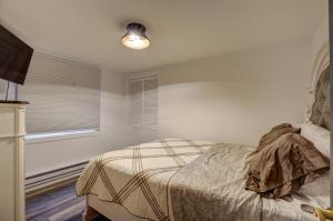 een slaapkamer met een bed en een raam bij White Pine Villa in Waterford