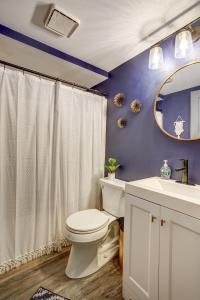 een badkamer met een wit toilet en een wastafel bij White Pine Villa in Waterford