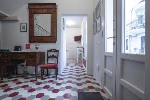 um corredor com uma cadeira vermelha e uma secretária num quarto em Casa Livia em Pordenone