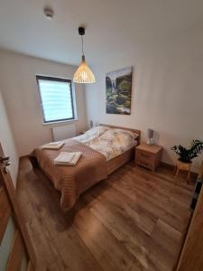 Ένα ή περισσότερα κρεβάτια σε δωμάτιο στο Apartament Familijny