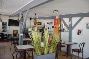 - un restaurant avec des tables et des chaises dans une salle dans l'établissement Camping La Pinatelle, à Saint-Auban