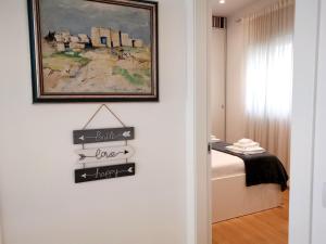 Zimmer mit einem Bett und einem Schild an der Wand in der Unterkunft Casa Meltemi in Bari