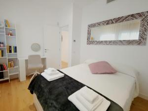 A bed or beds in a room at Casa Meltemi