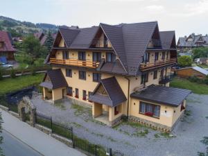 una vista aérea de una casa con techo en VillaGiewont, en Kościelisko