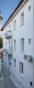 un edificio blanco con balcones en un lateral en Casa Livia, en Pordenone