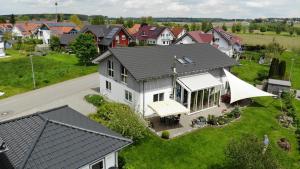 Photo de la galerie de l'établissement Gemütliche Ferienwohnung mit Panoramablick, à Muttensweiler