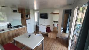 Kuchyňa alebo kuchynka v ubytovaní Mobile homes Suha Punta