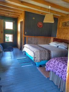 Katil atau katil-katil dalam bilik di Ecolodge Lanalhue Hostel