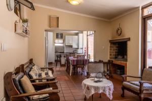 sala de estar con muebles y chimenea en Bay Vista Guesthouse, en Mossel Bay