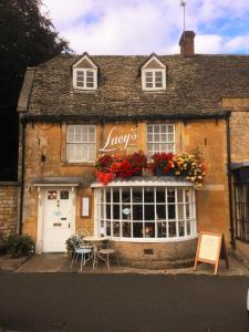 een winkel met een tafel voor een gebouw bij Lucy's Tearoom in Stow on the Wold