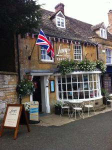 Eine Flagge fliegt vor einem Gebäude in der Unterkunft Lucy's Tearoom in Stow on the Wold