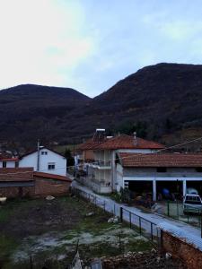 A general mountain view or a mountain view taken from a vendégházakat