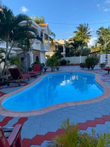 una piscina di fronte a una casa di Ayru residence a Trou aux Biches