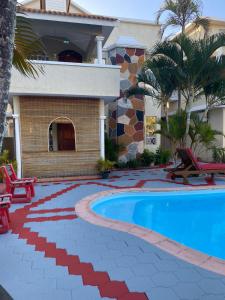 una piscina di fronte a una casa di Ayru residence a Trou aux Biches