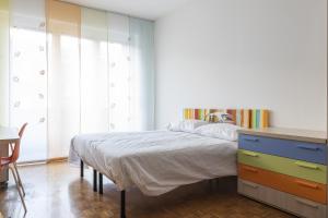 מיטה או מיטות בחדר ב-La casa di Cri sul Naviglio