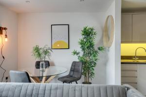 a kitchen and dining room with a table and chairs at Cosy Chelmsford Apartment - Free Allocated Parking in Chelmsford