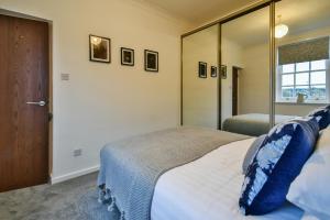 a bedroom with two beds and a mirror at Florence Apartment - FREE PARKING in York