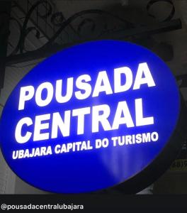 un cartello blu che dice "pucadia centrale" di Pousada Central-Ubajara Capital do Turismo a Ubajara