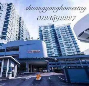 - une vue sur un bâtiment avec de grands bâtiments dans l'établissement Shuang Yang Sekinchan Homestay 3, à Sekinchan