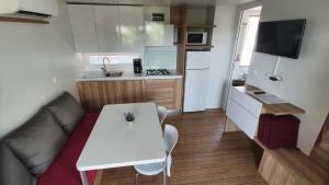 Kuchyňa alebo kuchynka v ubytovaní Mobile homes Suha Punta