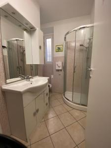 Kamar mandi di Emerald Fields